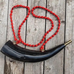 Corne à souffler nordique polie écologique en corne de buffle naturelle avec sangles en cuir - Style Feng Shui et religieux - Product Image 1