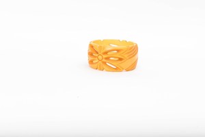 Bracelet jonc fantaisie vintage en résine acrylique jaune sculptée, motif floral, bijoux unisexe, joncs en résine, design large et élégant pour femme - Product Image 2