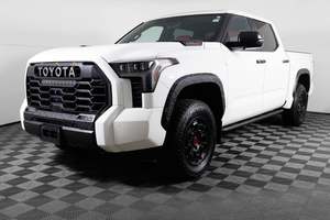 Camioneta Toyota Tundra Hybrid TRD Pro HV CrewMax Cab 4WD con Asientos de Cuero en Interior Claro, Nueva/Usada en Venta - Product Image 6