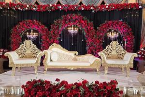 Canapé d'amour style moustache avec chaise pour mariage, élégant canapé de scène de mariage avec chaises, canapé sculpté à la main style Maharaja argenté - Product Image 3