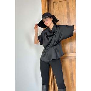 Blusa Negra con Cuello en V - Negra - Product Image 3