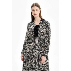 Vestido Corto Casual Negro con Patrón Bordado, Cierre de Cremallera y Detalles Calados - Product Image 5