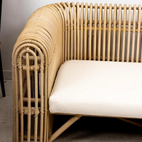 Modernes Handgewebtes Rattan-Sofa - Minimalistisches Boho-Sofa mit Kissen für Innen- und Terrassennutzung