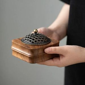 Brûleur d'encens en métal artistique avec des détails de sculpture vintage idéaux pour créer une énergie divine et un environnement calme - Product Image 1