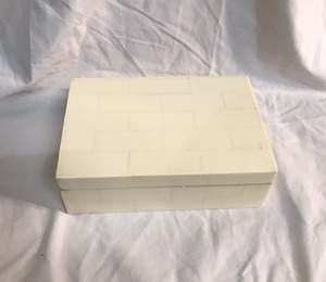 Boîte à bijoux élégante en résine blanche faite à la main en forme de rectangle avec incrustation de motif de briques mallette de rangement pour bagues boucles d'oreilles accessoires - Product Image 3