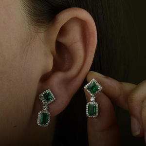 Boucles d'oreilles en or 18 carats pavé de diamants avec émeraude, fabrication artisanale, bijoux géométriques minimalistes tendance de haute qualité pour mariage, anniversaire, fête - Product Image 5