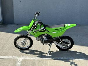 Kawasaki KLX 110R 112cc 2025-2026 d'origine, nouvelle moto tout-terrain, prête à être expédiée dans le monde entier - Product Image 3