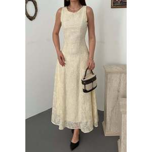 Robe longue blanc cassé avec détail en forme de coupelle. - Ecru - Product Image 4