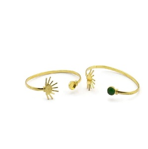 Brazalete de latón Brazalete Ecológico Letras iniciales de latón Brazalete personalizado pieza de diseño moda para mujer - Product Image 1