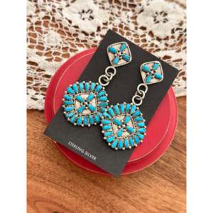 Pendientes Colgantes Zuni Hechos a Mano con Turquesa Sleeping Beauty y Plata de Ley, Diseño Elegante con Forma de Flor - Product Image 3