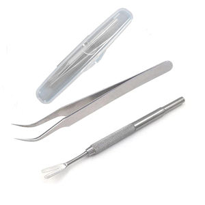 Pinzas para Eliminar Garrapatas en Color Plateado, para Sujetar las Garrapatas lo Cercano a la Superficie de la Piel Posible, Proveedor Pakistaní - Product Image 1