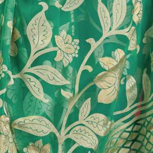 Sari de latón negro con textura de organza con estampado floral de lámina, pallu rico y borde decorativo para eventos festivos y formales - Product Image 5