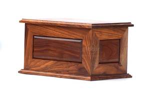 Urna de Madera de Pino Estilo Americano con Diseño de Cruz Católica, Acabado Natural, Hecha a Mano, Rectangular Grande para Adultos, 200/220 Cúbicos - Product Image 5