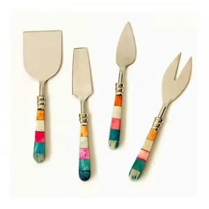 Outils à fromage en métal doré de style unique avec manche de vadrouille multicolore pour la maison et les hôtels - Product Image 1