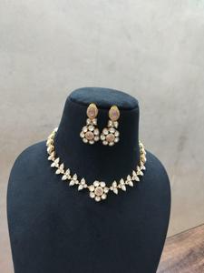 Ensemble de mariée Royal Kundan Boucles d'oreilles en laiton faites à la main pour une fête de mariage classique Look pour les mariées désirant une robe majestueuse - Product Image 4