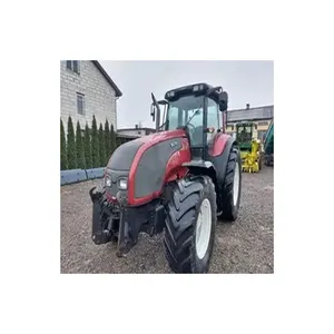 Valtra-traktor mit Frontlader und Hinterhof zu verkaufen