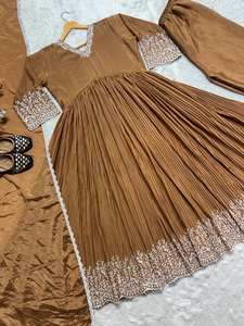 Dernier Designer Pure Chinon Soie Broderie Séquence Travail Anarkali Robe Par FabZone - Product Image 5