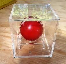 Elegante caja de exhibición de bola de cricket acrílica abierta perfecta para exhibir y conservar sus recuerdos de cricket favoritos con estilo - Product Image 3
