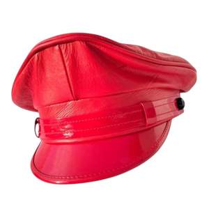C'est une casquette de motard en cuir véritable rouge, arm, muir, gay, avec un pic noir brillant et des détails de ceinture. - Product Image 1