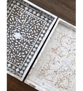 Elegante bandeja de resina con acabado de madera hecho a mano, ideal para exhibición de plantas o como bandeja decorativa para el hogar - Product Image 1