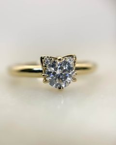 Anillo de compromiso de moissanita de corte redondo de 7mm | Solitario con piedras laterales acentuadas Anillo de Boda nupcial | Anillo de promesa de oro o plata - Product Image 1