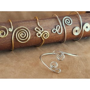 Elegantes pulseras con diseño en espiral chapadas en oro y plata, perfectas para la reventa en comercios minoristas. - Product Image 1