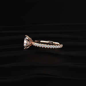 Impresionante anillo de compromiso de oro rosa con moissanita redonda brillante de 2 quilates, banda fina con pavé, elegante joyería nupcial para vendedores de comercio electrónico - Product Image 4