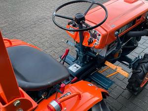 Potente Tractor Utilitario Compacto Diésel Kubota B700, Equipo Agrícola con PTO, Rendimiento Comercial de Alta Resistencia - Product Image 3