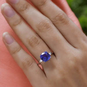 Bague classique à trois pierres de tanzanite et de moissanite en or blanc 14 carats disponible en or rose, or et argent - Product Image 2