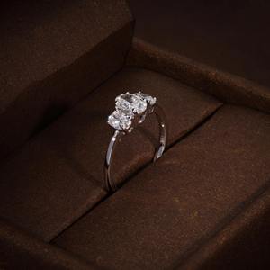 Bague de fiançailles ovale à trois pierres de 1,17 CTW, diamants de laboratoire de forme ovale, certifiés F VVS1 VVS2, bague à trois diamants, bague de promesse - Product Image 5