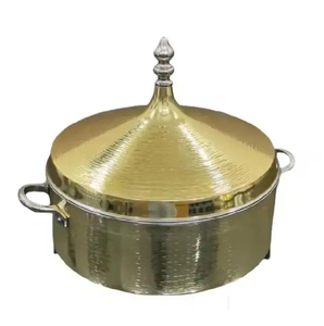 Casserole unique en métal au fini or alliant style et fonctionnalité pour le chauffage des aliments et l'organisation de la cuisine dans les hôtels - Product Image 1