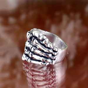 Anillo de calavera de latón de moda para hombres y niños de mejor diseño antiguo chapado en oro de 18 quilates para fiestas de compromiso - Product Image 5