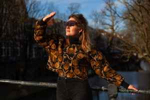 Chaqueta Bohemia de Lona con Bordado Suzani Hecha a Mano, Unisex, con Relleno de Plumón para Mujer, Regalo para Ella - Product Image 4