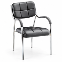 Chaise de visiteur en cuir PVC noir avec siège et dossier rembourrés, accoudoirs recouverts et structure à quatre pieds chromés pour les zones de réception