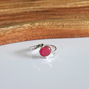 Anillo de Plata de Ley 925 con Gema de Rubí de Corte Ovalado, Hecho a Mano, Ajustable, Joyería de Lujo para Bodas y Fiestas - Product Image 1
