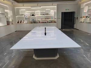 Table de Conférence de Luxe à Finition Laquée Brillante, Mobilier de Bureau Moderne pour Réunions, Table de Salle de Conseil Exécutive avec Éclairage LED Intégré - Product Image 1