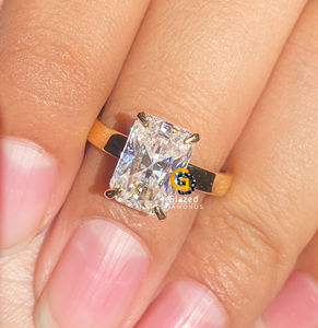 Sparkling 3 Ct Radiant Cut Moissanite Solitaire Anillo de compromiso para mujeres con banda ancha de oro sólido de 10K - Product Image 2