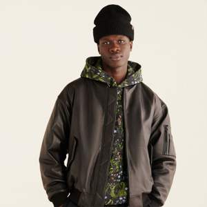 Chaqueta de vuelo de cuero clásica para hombre: cuero genuino con diseño vintage, perfecto para ropa informal elegante y entusiastas de la aviación - Product Image 1