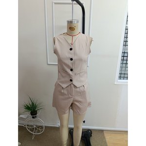 Ensemble deux pièces pour femme, veste sans manches à col en V boutonnée en satin et short, 37298 - Beige - Product Image 4