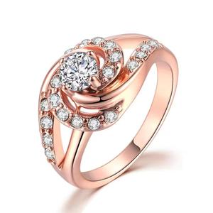 Anillo de diamante de moissanita de corte princesa de alta calidad, joyería elegante de vástago trenzado de oro rosa a la moda para mujer disponible para la venta - Product Image 2