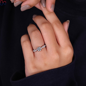 Bague de fiançailles et de mariage en or blanc 14 carats avec diamant certifié IGI, diamant créé en laboratoire VVS2 1,00 carat au centre, diamants latéraux 0,55 carat, plaqué rhodium - Product Image 6