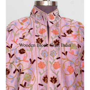 Veste en velours brodée Suzani à l'aspect étonnant, veste d'hiver, manteau pour femmes, veste courte Suzani pour femmes - Product Image 3