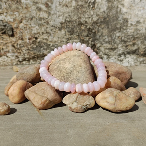 Bracelet en perles d'opale rose naturelle Perles de rondelle lisses Bracelet uni extensible fabriqué à la main pour filles et femmes Bijoux de mode - Product Image 2