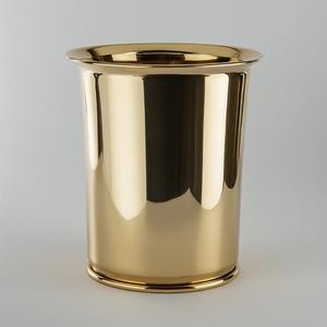 Poubelle élégante en métal sans couvercle, conçue pour les intérieurs contemporains, offrant une finition lisse, une structure solide et une utilisation pratique. - Product Image 4