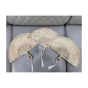 Abanico de mano Hecho a mano Seagrass Handfan para recuerdo-Pieza de decoración rústica-Ventilador de estilo de hoja tejida Exportación - Product Image 1