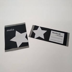 ป้ายผ้าทอสีแดงเข้มรีไซเคิลได้ตามต้องการเสื้อผ้ากลางแจ้งที่มีความหนาแน่นสูงฉลากชื่อคอแฟชั่นดีไซน์โลโก้ทันสมัยออกแบบได้ตามต้องการ - Product Image 1