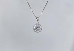 Elegante Collar con Colgante de Diamante Moissanite Redondo VVS con Halo de Oro Blanco de 14k, Joyería Minimalista a Bajo Precio - Product Image 3