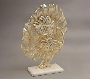 Pièce maîtresse décorative au design de feuille d'or élégante Sculpture artistique en feuille de métal pour la décoration intérieure Accent de table et utilisation de cadeaux - Product Image 4