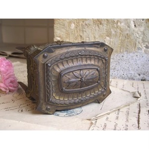 Elegante joyero del Viejo Mundo, organizador antiguo para anillos, pendientes, pulseras, relojes y acento decorativo para el hogar - Product Image 3