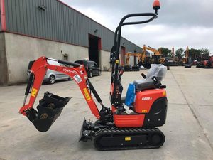 Mini-excavatrice Kubota K008-3 rouge sur chenilles, godet de 0,03 m³, rayon de braquage court, mini-excavatrice électrique compacte sur chenilles - Product Image 3